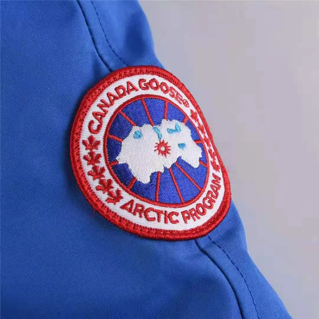 P780 with dust bag) Canada Goose Canada Goose #Chilliwack 7999M bomber jacket short down jacket ➖ Genuine synchronous anti-counterfeiting chip sensor! ➖ Imported 21-count polyester-cotton blended original fabric [last year’s 16-count/18-count hard fabrics have been completely eliminated, this year all use 21-count genuine synchronous fabrics, the soft mid-strap feels delicate and textured], genuine synchronous Feather-Light 10D waterproof coating fabric, made of 84.5 polyester fiber and 15.5 cotton, 100% the best feel in the entire network! ➖ The genuine official website is synchronized with the national standard 80 white duck down, you can check the official website customer service, there will never be a series of misleading claims such as 90 down or goose down! ➖ Using the best nylon lining with double double-layer sealing design, velvet-proof No. 7 needle + grid-filled down ready-made garments, there is 100% no so-called velvet running! ➖ The cuffs are designed with thickened seamless threads, and the collar and pockets are lined with top-quality polar fleece to keep you warm and comfortable! ➖ Yoshida YKK provides original custom-made electroplated sliders. YKK two-way lockable zippers are tight and smooth and will not peel off paint! ➖ 3M composite guarantees that the Velcro is the same as the original, durable, and all accessories and hardware are custom-made! ➖ Imported BEHRINGER embroidery machine to customize the 10,000-needle embroidery logo, 98% of which can be reproduced to restore the original logo. You can check and compare on the official website! 01 models for men and women SIZE: XS S M L XL XXL